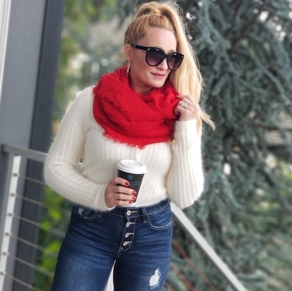 RED Infinity scarf - Picture 4 of 4